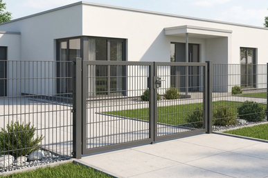 Anthrazitfarbener Doppelstabmattenzaun mit zweiflügeligem Gartentor.