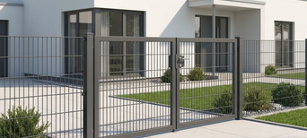 Anthrazitfarbener Doppelstabmattenzaun mit zweiflügeligem Gartentor.