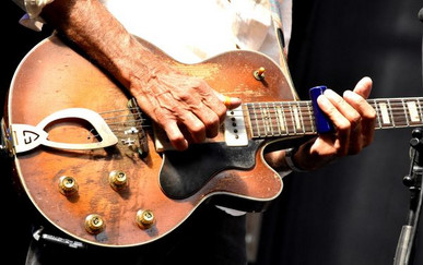 Abi Wallenstein an der Gitarre