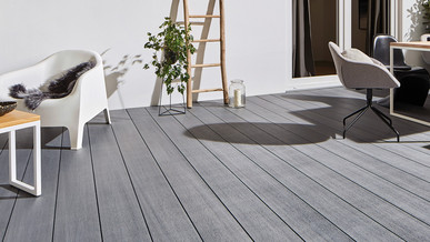 Moderner Garten ausgestattet mit grauen Terrassendielen von TraumGarten