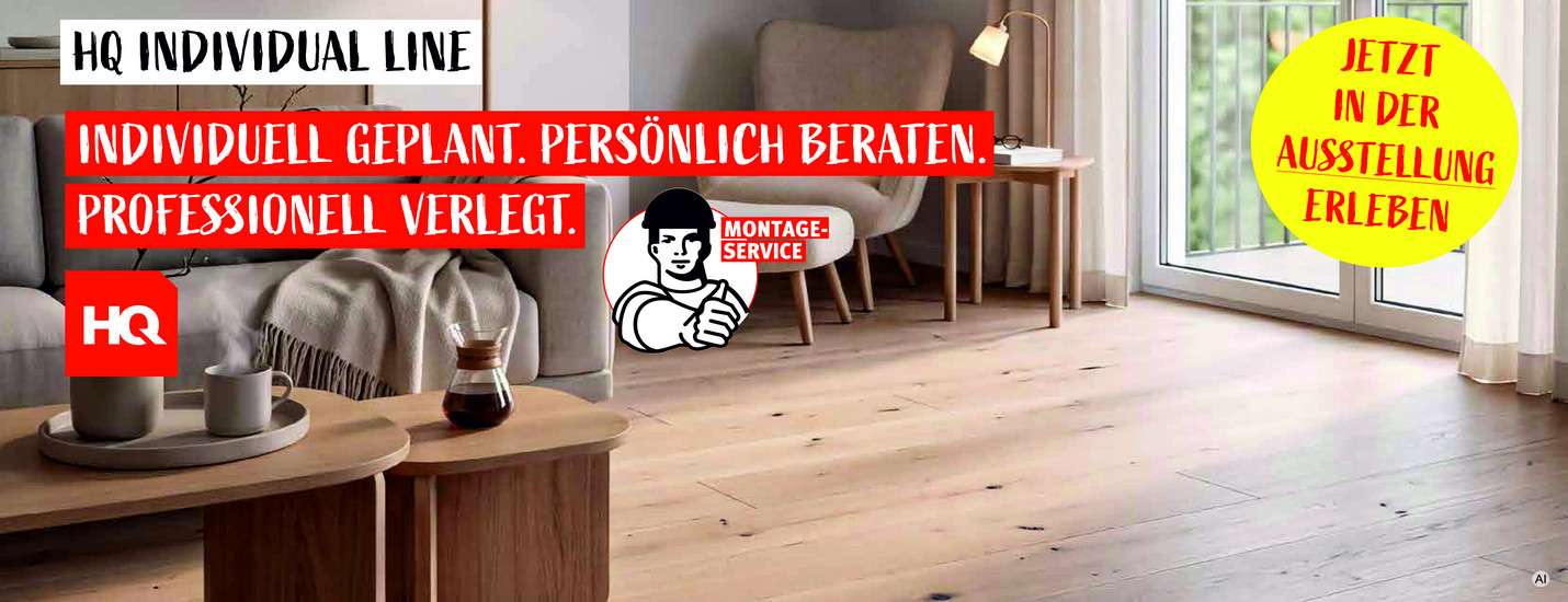 Helles Wohnzimmer mit großen Fenstern und naturgeöltem Holzfußboden; darauf sitzt ein Sessel neben Beistelltisch, vorn Couchtische. Überlagerter Text: „HQ Individual Line – individuell geplant, persönlich beraten, professionell verlegt“. Gelber Kreis: „Jetzt in der Ausstellung erleben“. Icons: HQ-Logo und Montage-Service.