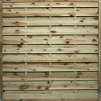 Sichtschutzzaun von Holz Junge