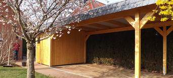 Carport im Garten von Holz Junge