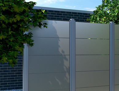 Moderner Sichtschutzzaun aus Glas für mehr Privatsphäre und eine stilvolle Abgrenzung zum Nachbargrundstück.