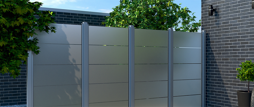 Moderner Sichtschutzzaun aus Glas für mehr Privatsphäre und eine stilvolle Abgrenzung zum Nachbargrundstück.