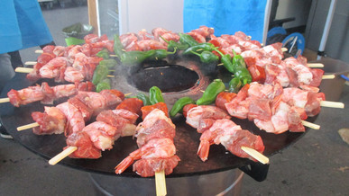 Grillspaß mit Holz Junge