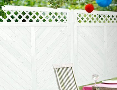 Sichtschutz von Holz Junge