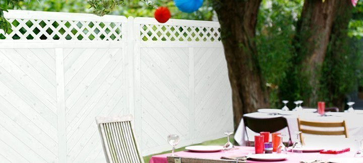 Sichtschutz von Holz Junge