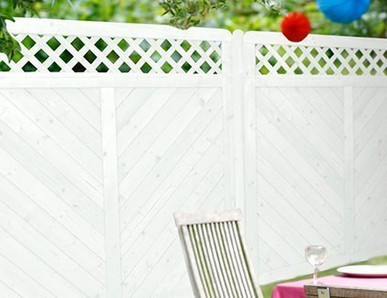 Sichtschutz von Holz Junge