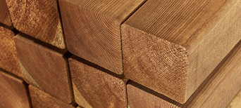 Große Holzbalken als Konstruktionselemente im Bau verwendet.