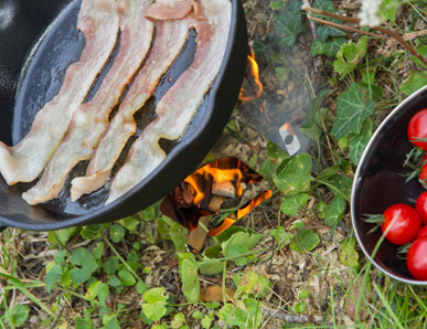 Petromax bietet erstklassiges Zubehör fürs BBQ - z.B. die Feuerpanne