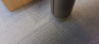 Sparkasse Elmshorn - Farbverlauf im Teppich, verlegt um eine Säule
